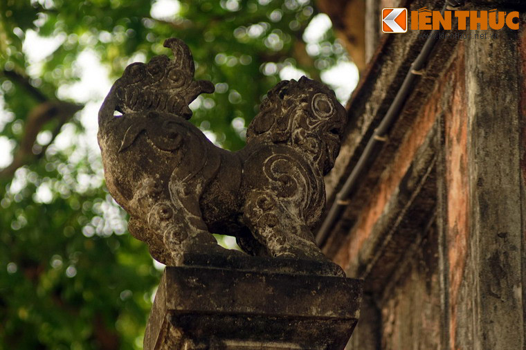 Tầng hai của tháp có bốn góc xây trụ vuông đặt tượng bốn con nghê.