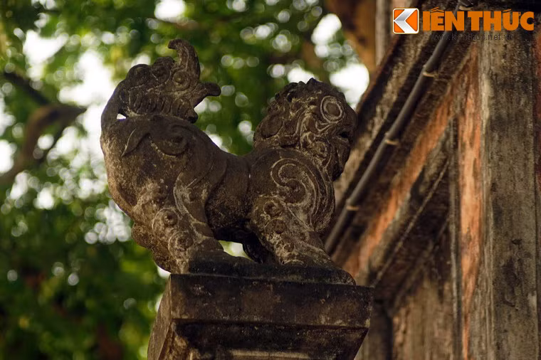 Tầng hai của tháp có bốn góc xây trụ vuông đặt tượng bốn con nghê.