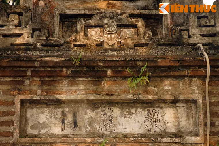 Trên mỗi ngạch cửa của tháp ghi các dòng chữ: Báo Ân Môn, Báo Nghĩa Môn, Báo Đức Môn, Báo Phúc Môn (Cổng Báo Ân, Cổng Báo Nghĩa, Cổng Báo Đức, Cổng Báo Phúc), thể hiện các giá trị quan Nho giáo.