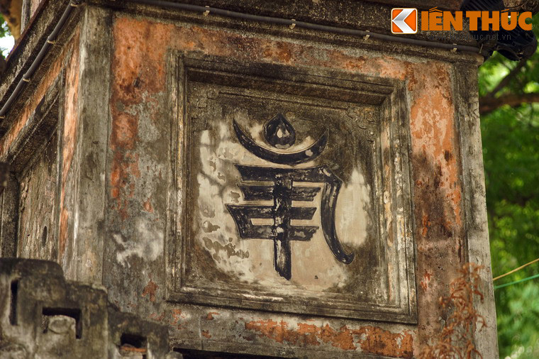 Thân tháp ở tầng hai thụt sâu vào trong. Hai mặt có ô vuông lõm vào tô hai chữ phạn “Án” (mở đầu câu đại minh thần chú Án Ma Ni Bát Di Hồng của Phật giáo) đối xứng.