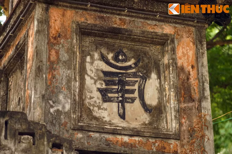 Thân tháp ở tầng hai thụt sâu vào trong. Hai mặt có ô vuông lõm vào tô hai chữ phạn “Án” (mở đầu câu đại minh thần chú Án Ma Ni Bát Di Hồng của Phật giáo) đối xứng.