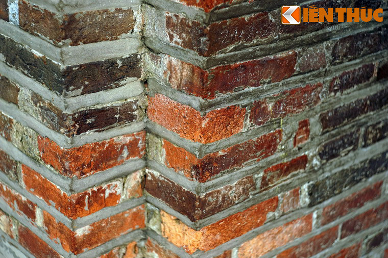 Có lẽ, tháp Hòa Phong đã may mắn không bị phá bỏ vì nằm ở ngoài khuôn viên chùa.