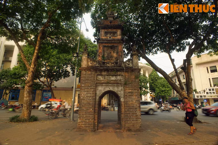 Tháp nằm ở một vị trí rất đặc biệt, ở trước cổng chùa chứ không phải trong vườn tháp như các dạng tháp vuông thường gặp ở chùa Việt.