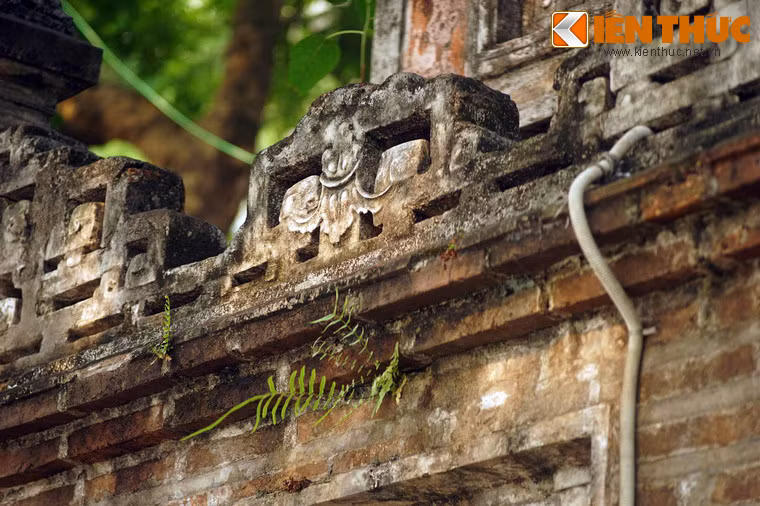 Các góc được nối liền nhau bằng đường viền hồi văn giao hóa.