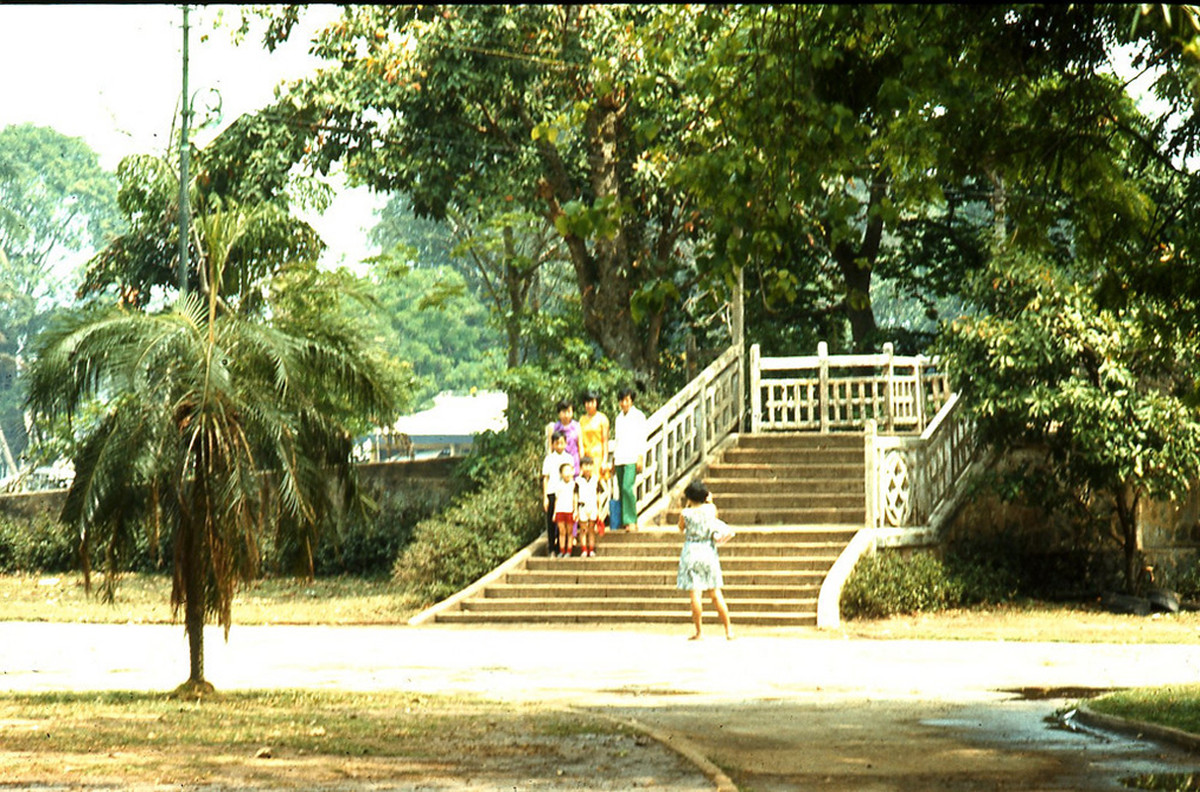 Một gia đình chụp ảnh ở lối lên cầu Thị Nghè, phía sau Thảo Cầm Viên.