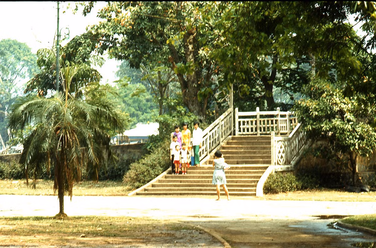 Một gia đình chụp ảnh ở lối lên cầu Thị Nghè, phía sau Thảo Cầm Viên.