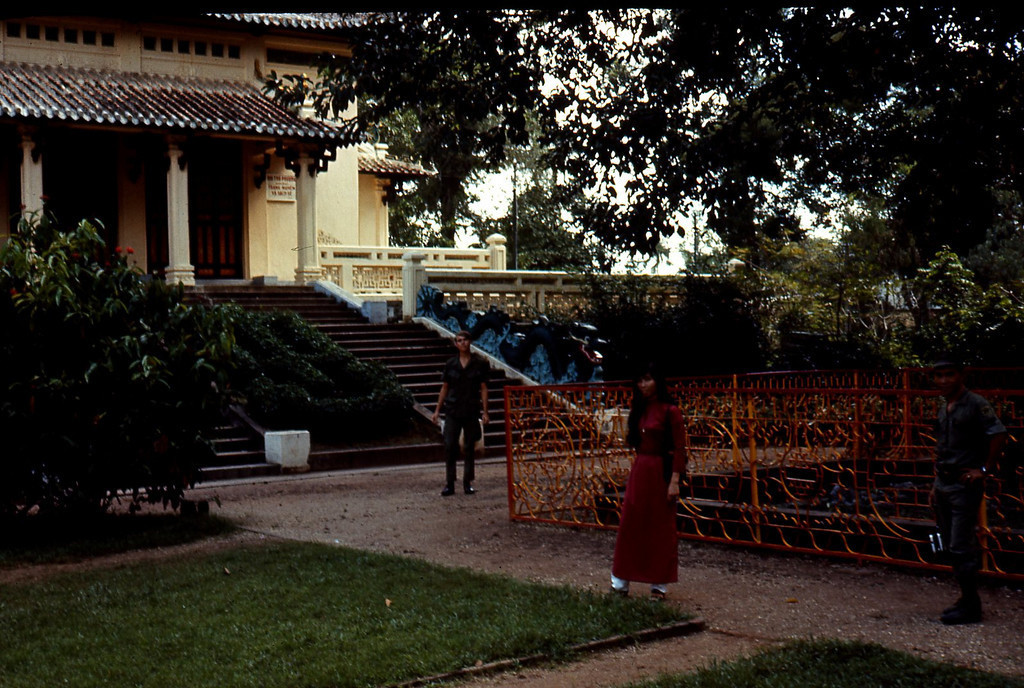 Thiếu nữ áo dài thẩn thơ ở lối lên đền Kỷ Niệm.