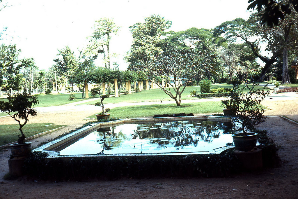 Hồ nước nhỏ bên đền Kỷ Niệm.
