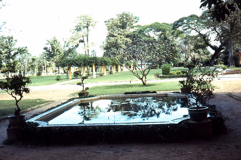 Hồ nước nhỏ bên đền Kỷ Niệm.