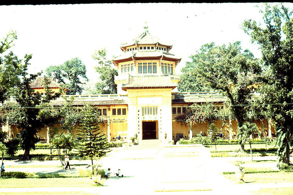 Tòa nhà viện Bảo tàng đối diện với đền Kỷ Niệm, nay là Bảo làng Lịch sử Việt Nam.