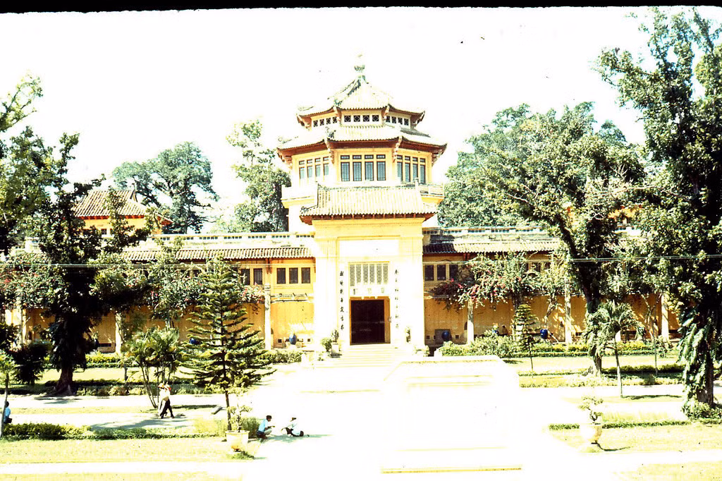 Tòa nhà viện Bảo tàng đối diện với đền Kỷ Niệm, nay là Bảo làng Lịch sử Việt Nam.