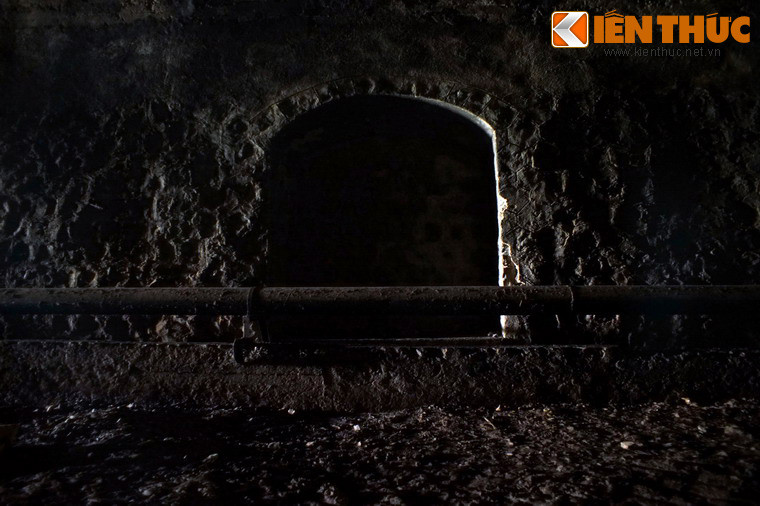 Giữa hầm có một khoảng trống để người đi bộ tránh tàu.