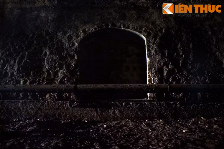 Giữa hầm có một khoảng trống để người đi bộ tránh tàu.