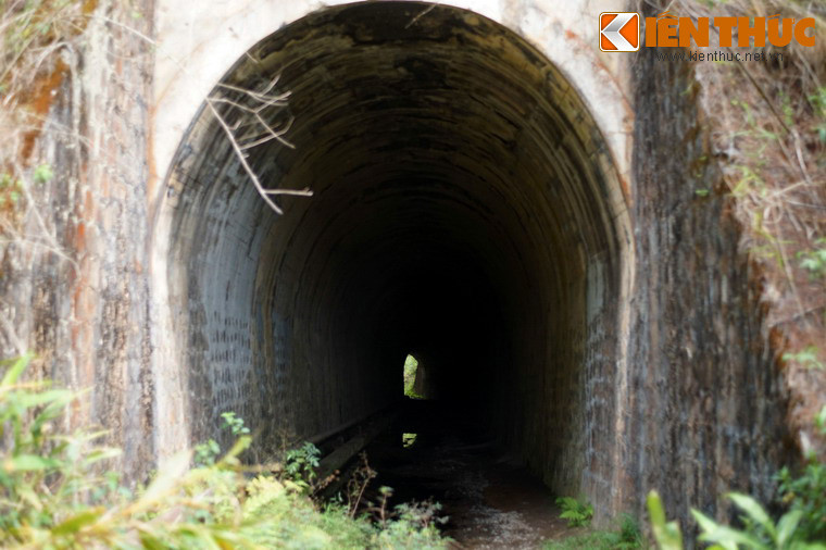 Đường hầm này nằm ở độ cao khoảng 1.400 mét so với mực nước biển, có chiều dài 98 mét, nằm giữa ga Đa Thọ và ga Cầu Đất.