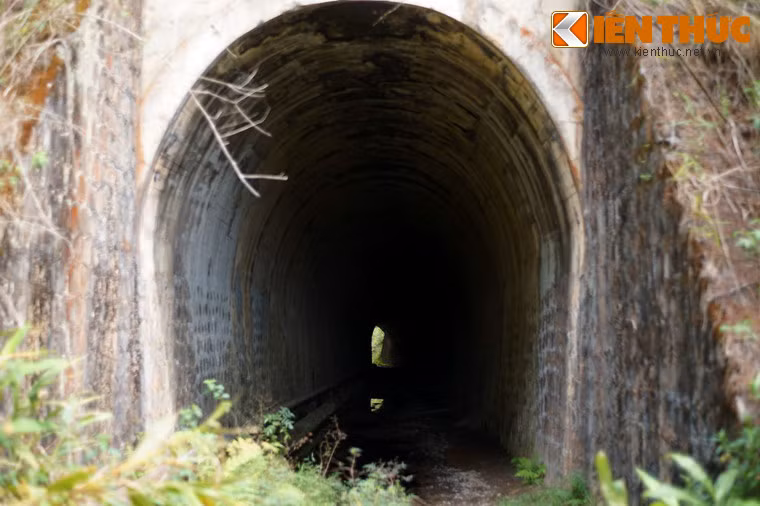 Đường hầm này nằm ở độ cao khoảng 1.400 mét so với mực nước biển, có chiều dài 98 mét, nằm giữa ga Đa Thọ và ga Cầu Đất.