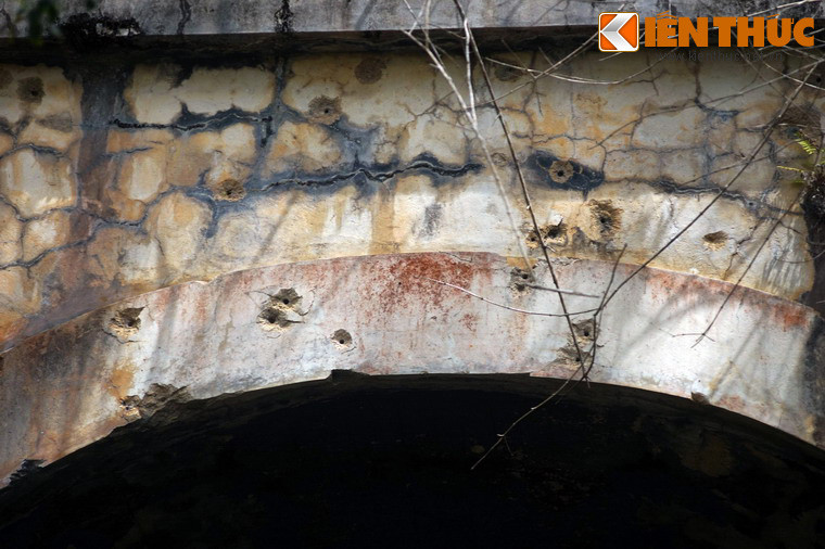Trên cửa hầm vẫn còn vết đạn từ các cuộc giao tranh thời kháng chiến chống Mỹ.