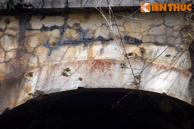 Trên cửa hầm vẫn còn vết đạn từ các cuộc giao tranh thời kháng chiến chống Mỹ.