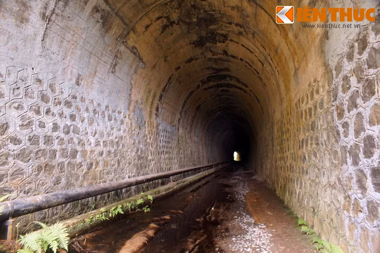 Bước vào trên trong, có thể thấy kết cấu hầm còn rất vững chắc với phần vách được gia cố bằng đá.