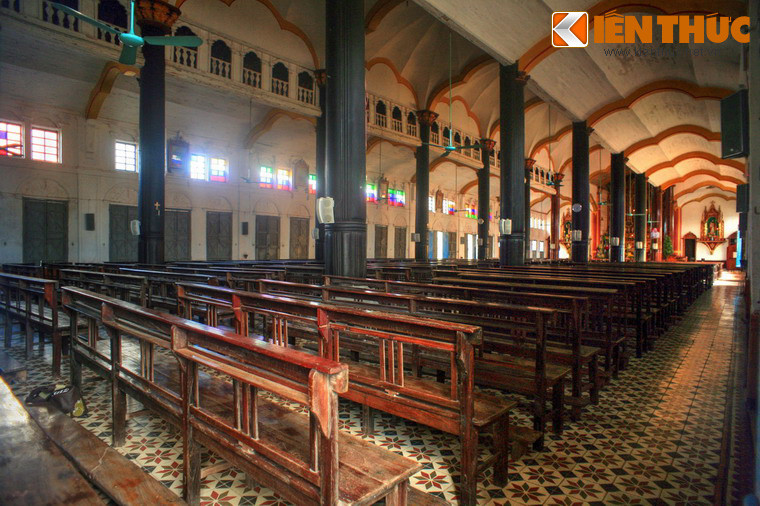 Cách thức xây dựng công trình cũng rất đặc sắc với khung nhà bằng tường gạch chịu lực kết hợp những hàng cột gỗ lim đặt trên những bệ đá điêu khắc tinh xảo. Trần nhà thờ làm bằng vật liệu địa phương, trong đó vôi rơm tạo những vòm cong thoáng nhẹ, phù hợp khí hậu nhiệt đới.