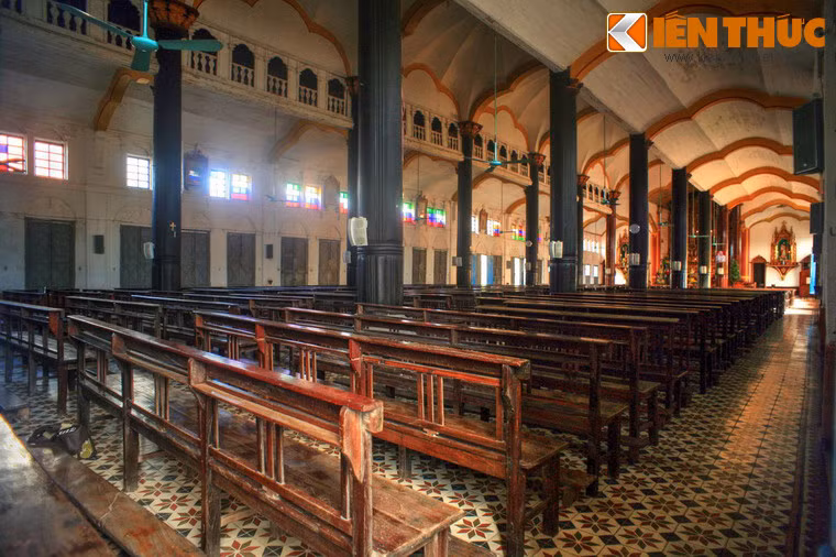 Cách thức xây dựng công trình cũng rất đặc sắc với khung nhà bằng tường gạch chịu lực kết hợp những hàng cột gỗ lim đặt trên những bệ đá điêu khắc tinh xảo. Trần nhà thờ làm bằng vật liệu địa phương, trong đó vôi rơm tạo những vòm cong thoáng nhẹ, phù hợp khí hậu nhiệt đới.