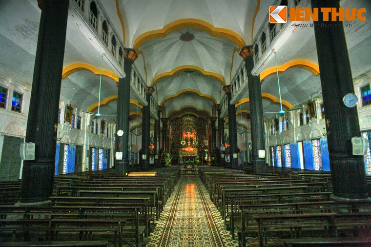 Nét đặc sắc trong thiết kế nhà thờ là những hình oval 3 lá trên trần - một biến thể của mỹ thuật Thiên Chúa giáo không thấy ở các nhà thờ nào khác ở Việt Nam, cũng như nhiều chi tiết trang trí cầu kỳ.