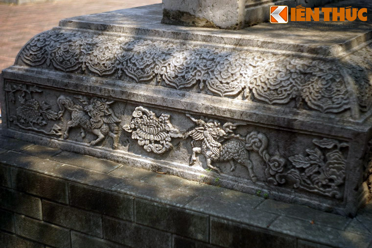 Hoa văn được trang trí trên bia và bệ thể hiện các đề tài đặc trưng của nghệ thuật điêu khắc thời Lê Trung Hưng.