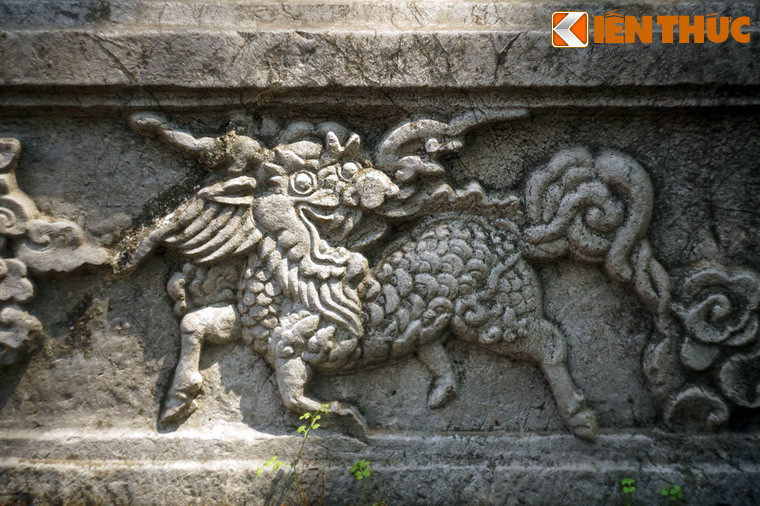 Bệ chân đế bia chạm khắc nổi long mã..