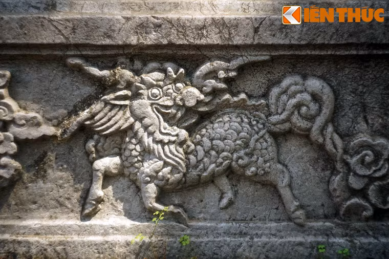 Bệ chân đế bia chạm khắc nổi long mã..