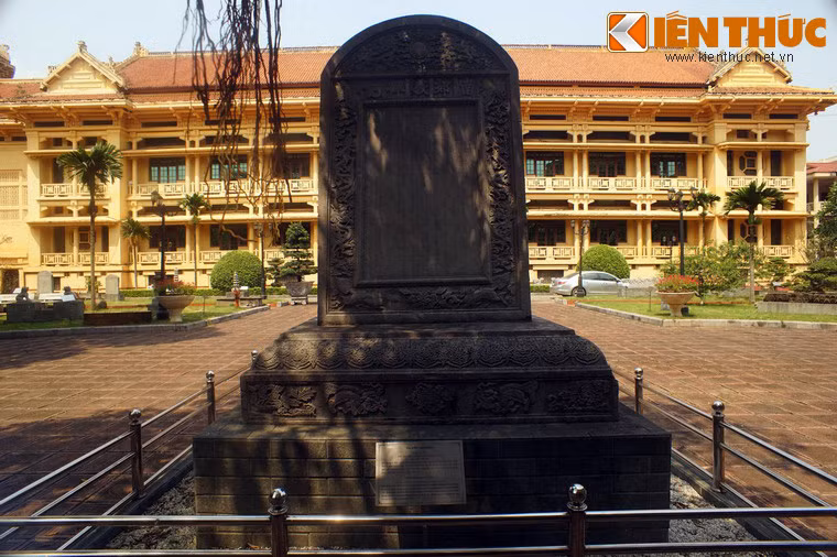 Năm 1804, người ta cho dỡ gạch ngói của đàn để xây thành. Tại đây, chỉ còn sót lại nhà bia và tấm bia đá sau được Viện Viễn đông Bác cổ chuyển về đặt tại sân vườn Bảo tàng Louis Finot vào năm 1947 (nay là Bảo tàng Lịch sử Quốc gia Việt Nam).