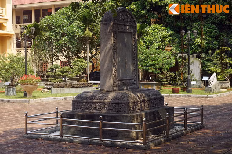 Bia đặt trên bệ hình khối hộp chữ nhật ba cấp. Kích thước bệ là: 214 cm x 156 cm x 51 cm. Về tổng quan, đây là tấm bia bề thế hiếm có trong hệ thống bia đá cổ của Việt Nam.