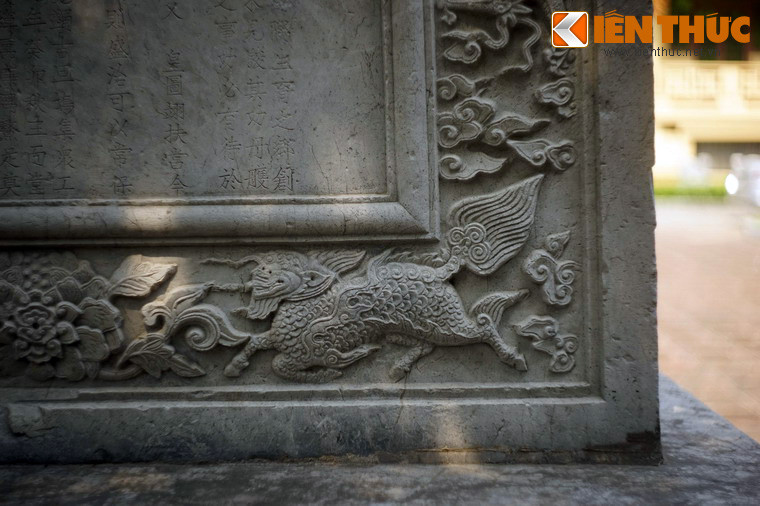 Và các họa tiết khác như long mã, hoa mẫu đơn, cúc, băng lá đề kép, vân mây hình khánh...