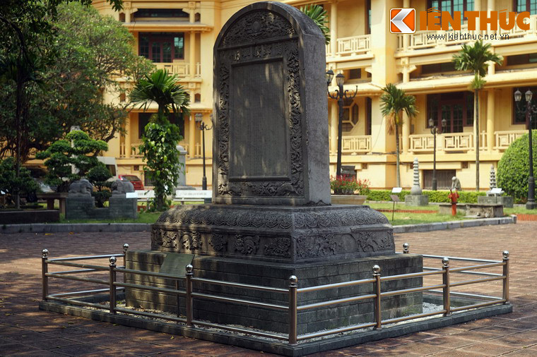 Tấm bia đá cổ này được dựng năm thứ tư niên hiệu Vĩnh Trị đời vua Lê Hy Tông (1679. Bia tạc từ đá, có hình chữ nhật, trán cong hình bán nguyệt, kích thước: Cao: 213 cm; ộng: 146 cm; dày: 34cm.