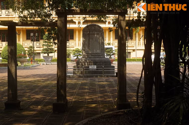 Trải qua nhiều biến thiên của lịch sử đất nước, đàn Nam Giao Thăng Long không còn nữa nhưng những giá trị linh thiêng và tấm bia đá cổ còn sót lại chứa đựng nhiều giá trị to lớn về mặt lịch sử, văn hóa, kiến trúc của thời Lê Trung Hưng. (Bài có sử dụng tư liệu của Bảo tàng Lịch sử Quốc gia Việt Nam).