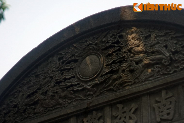 Có thể nào, tấm bia điện Nam Giao ẩn chứa trong mình một ý nghĩa lịch sử sâu sắc, khi đã trải qua nhiều thế kỷ, chứng kiến nhiều sự đổi thay của lịch sử đất nước, là vật chứng lịch sử về những giá trị thiêng liêng của quốc lễ truyền thống.