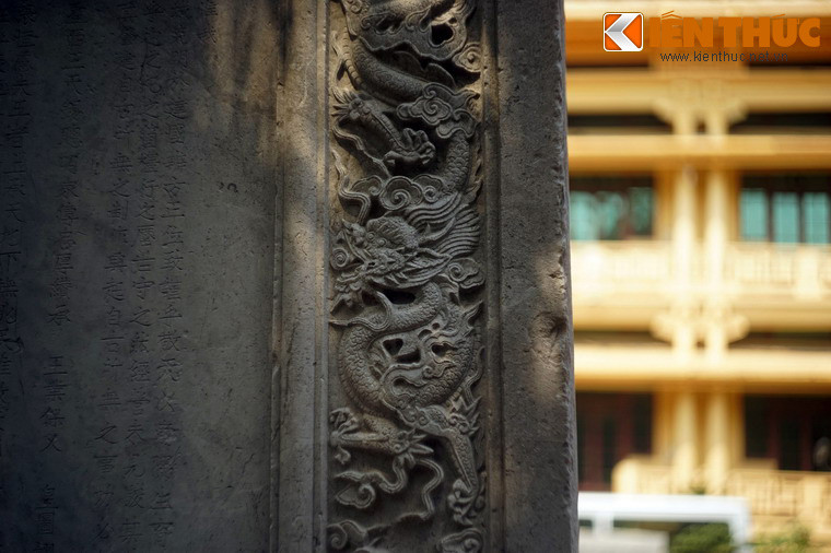 Diềm xung quanh bia chạm rồng…