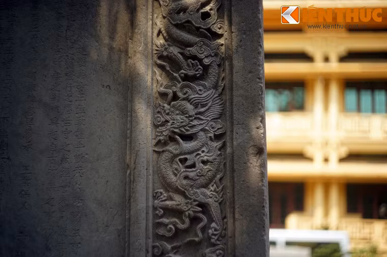 Diềm xung quanh bia chạm rồng…