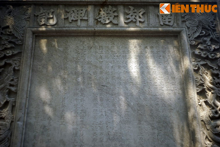 Mặt trước của bia khắc bài minh bằng chữ Hán, do TS Nguyễn Tiến Triều soạn thảo, TS. Hồ Sĩ Dương nhuận chính.