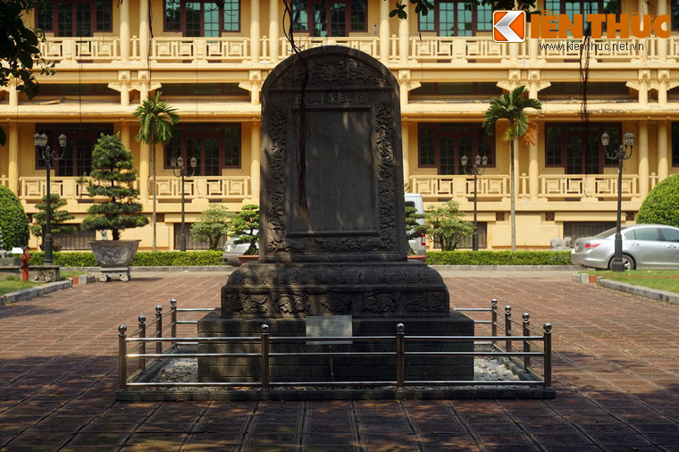 Nằm trong khu vực trưng bày ngoài trời của Bảo tàng Lịch sử Quốc gia Việt Nam, bia điện Nam Giao là dấu tích duy nhất còn lại của đàn tế trời Kinh thành Thăng Long xưa. Bia đã được công nhận là Bảo vật quốc gia của Việt Nam.