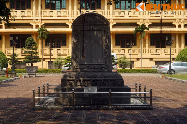 Nằm trong khu vực trưng bày ngoài trời của Bảo tàng Lịch sử Quốc gia Việt Nam, bia điện Nam Giao là dấu tích duy nhất còn lại của đàn tế trời Kinh thành Thăng Long xưa. Bia đã được công nhận là Bảo vật quốc gia của Việt Nam.