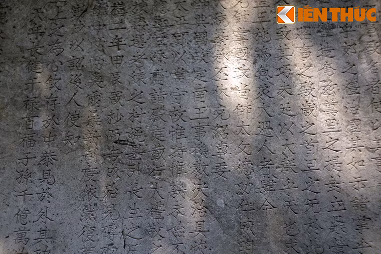 Minh văn khắc trên bia cho biết rõ về ý nghĩa lịch sử và quá trình xây dựng điện Nam Giao. Nơi vua và triều thần tiến hành đại lễ vào đầu xuân hàng năm, cầu cho quốc thái dân an.