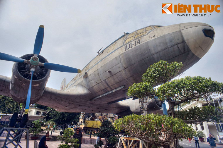 Vào thời điểm này, nguồn kinh phí có hạn nên phương án phục chế máy bay chỉ là sử dụng chất liệu tôn để làm lại vỏ ngoài. Sau khi phục chế, chiếc IL 14 được trưng bày tại Bảo tàng Hàng không.