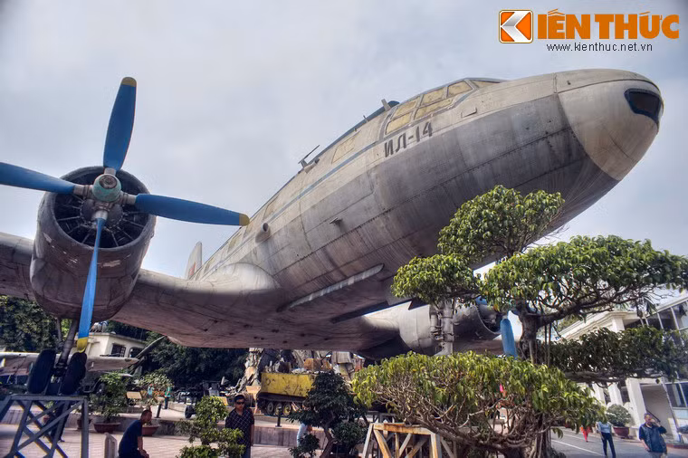 Vào thời điểm này, nguồn kinh phí có hạn nên phương án phục chế máy bay chỉ là sử dụng chất liệu tôn để làm lại vỏ ngoài. Sau khi phục chế, chiếc IL 14 được trưng bày tại Bảo tàng Hàng không.