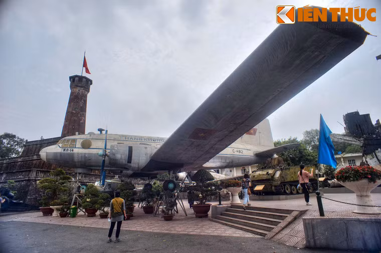 Trung đoàn Không quân 919 đã sử dụng chiếc máy bay này làm chuyên cơ chở Chủ tịch Hồ Chí Minh và các đồng chí lãnh đạo Đảng, Nhà nước đi công tác trong những năm 1960-1964.