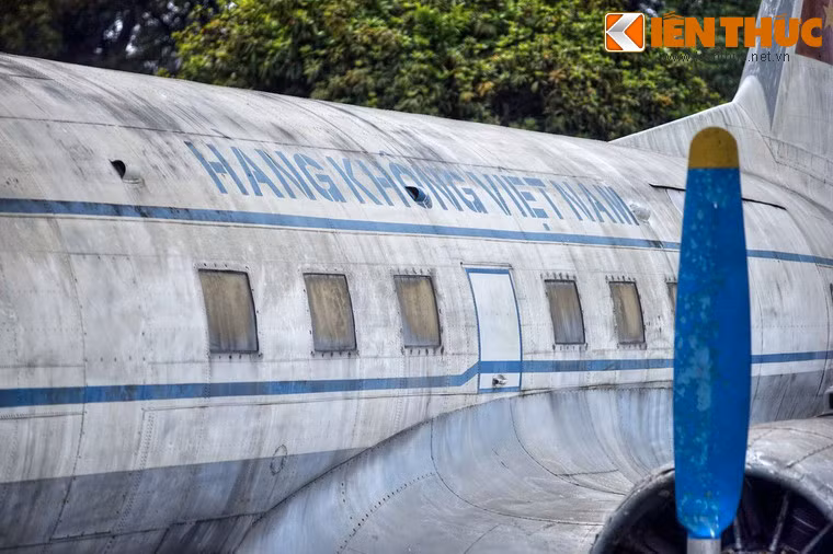 Tiếp đến là phòng riêng của Bác Hồ với tấm rèm cửa màu huyết dụ cùng chiếc giường mây, chiếc ghế đặt cạnh giường, tiếp đến là buồng dành cho tiếp viên và buồng lái của phi công.