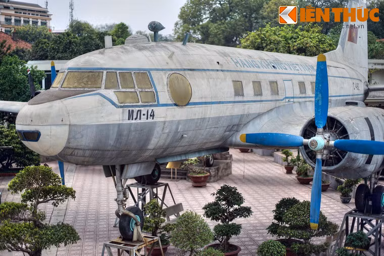 Từ năm 1965-1975, máy bay được sử dụng để vận chuyển bộ đội và trang thiết bị phục vụ chiến đấu. Sau khi hết niên hạn sử dụng, máy bay được lưu kho và đến năm 2001 được phục chế tại Trung đoàn Không quân 918.