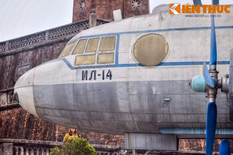 Theo tài liệu về loại máy bay IL-14 cùng những miêu tả của nhân chứng, chiếc IL-14 VN-C482 đã được phục chế với khoang hành khách có hai hàng ghế thường dành cho đoàn công tác.