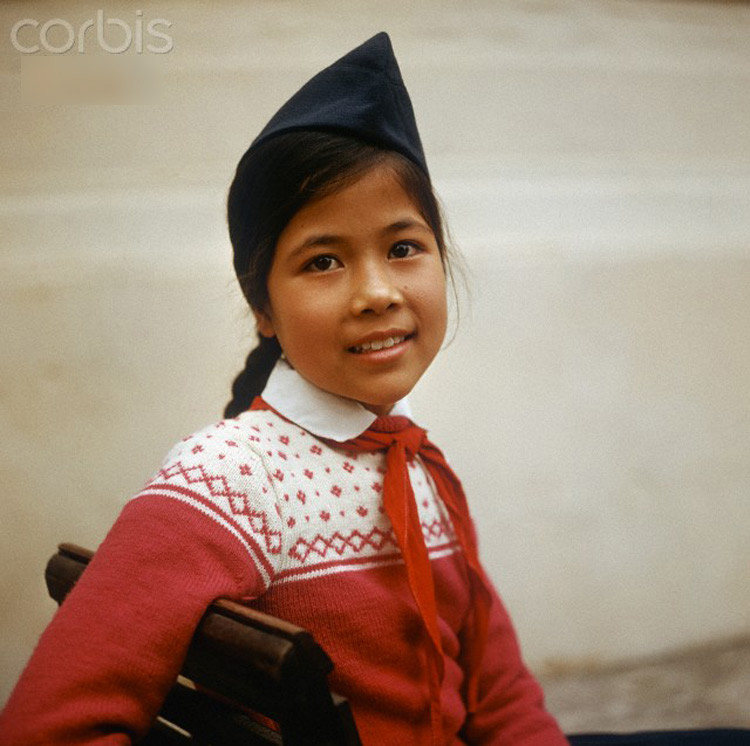 Nữ sinh cắp sách đến trường.