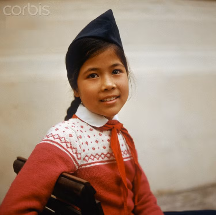 Nữ sinh cắp sách đến trường.