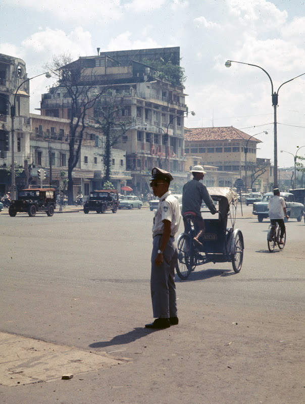 Cảnh sát giao thông đang làm nhiệm vụ trên đường phố.