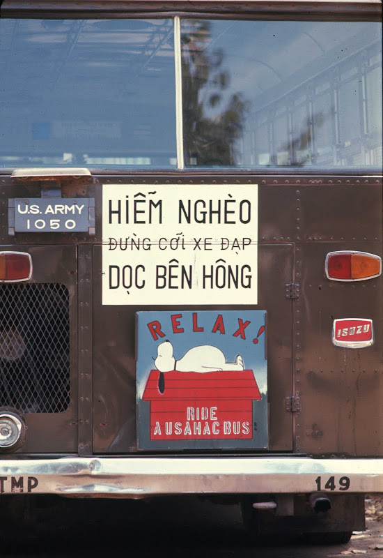 Biển cảnh báo trên một chiếc xe bus quân sự của Mỹ.